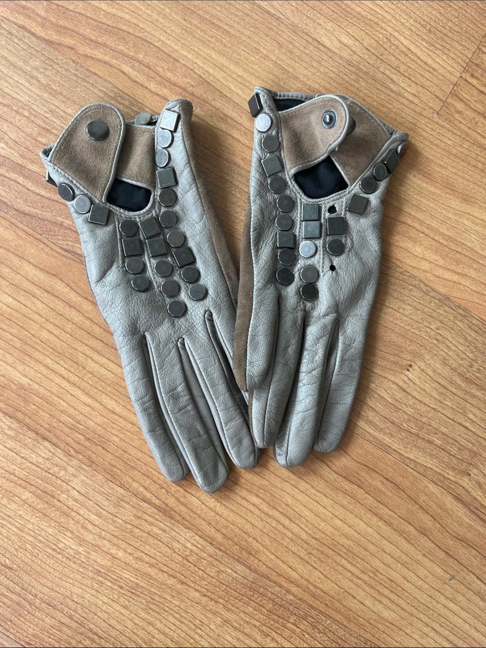 Leather gloves with studs and suede palms